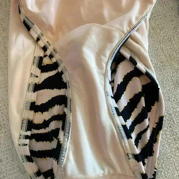 Carmen Marc Valvo Animal-Print Surplice One-Piece White Black Swimsuit Size 6 - Picture 7 of 9